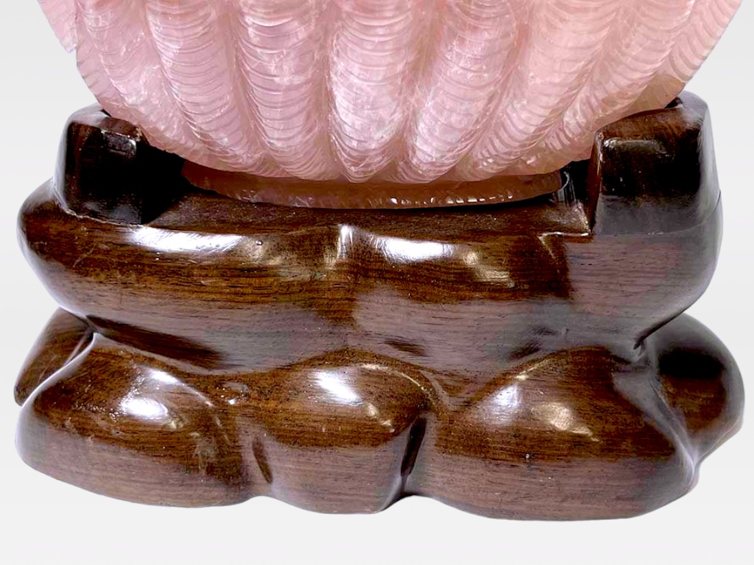 ローズクォーツ縁起物野菜籠彫刻 (木製台座付き)