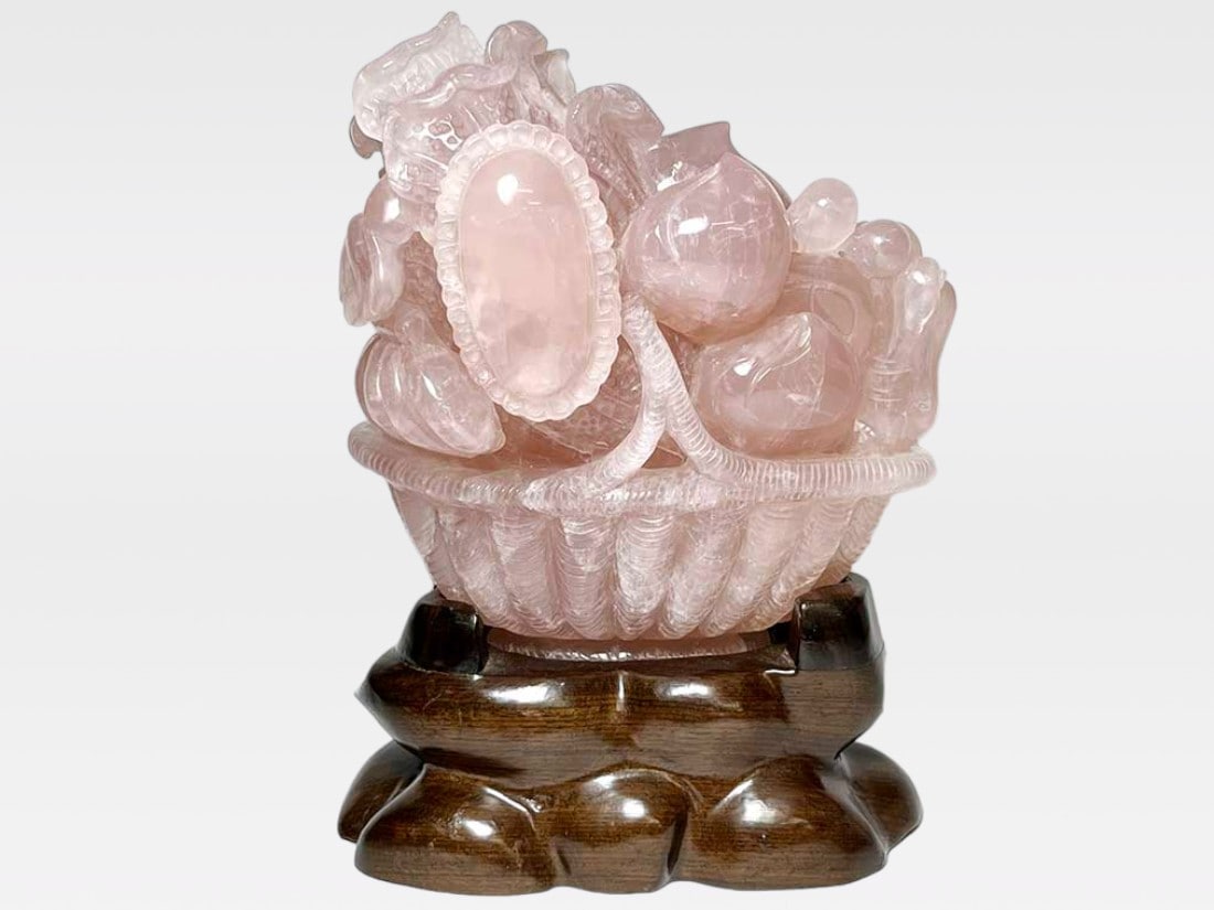 ローズクォーツ縁起物野菜籠彫刻 (木製台座付き)