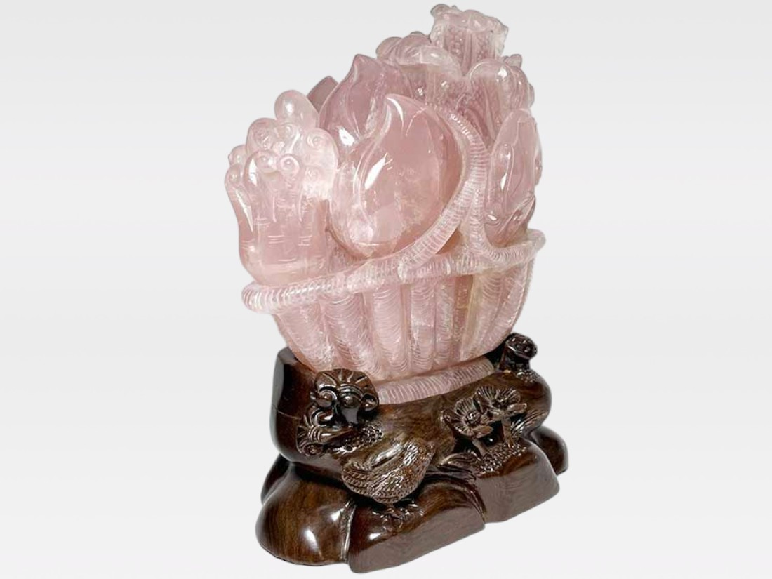 【縁起物】　やしろさん ローズクォーツ縁起物野菜籠彫刻 (木製台座付き)