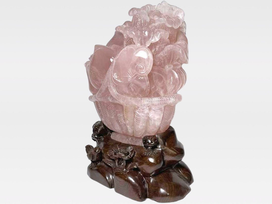 ローズクォーツ縁起物野菜籠彫刻 (木製台座付き)