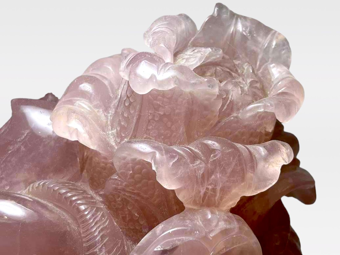 ローズクォーツ縁起物野菜籠彫刻 (木製台座付き)