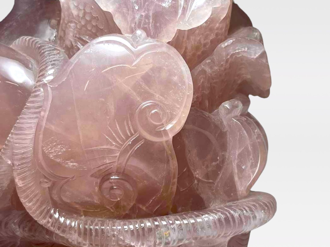 ローズクォーツ縁起物野菜籠彫刻 (木製台座付き)