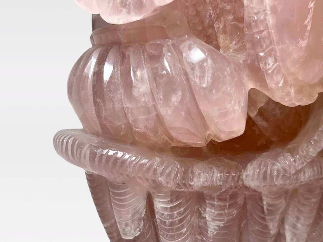 ローズクォーツ縁起物野菜籠彫刻 (木製台座付き)