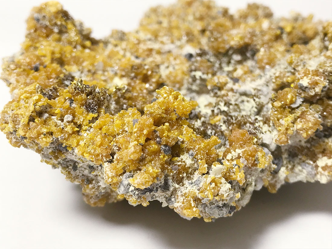 青森県恐山産 石黄 (雄黄/オーピメント) /Orpiment