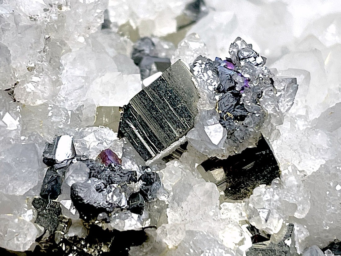 鉱物商店】水晶+ 鉄マンガン重石+ 輝蒼鉛鉱+ 緑泥石 【公式通販】