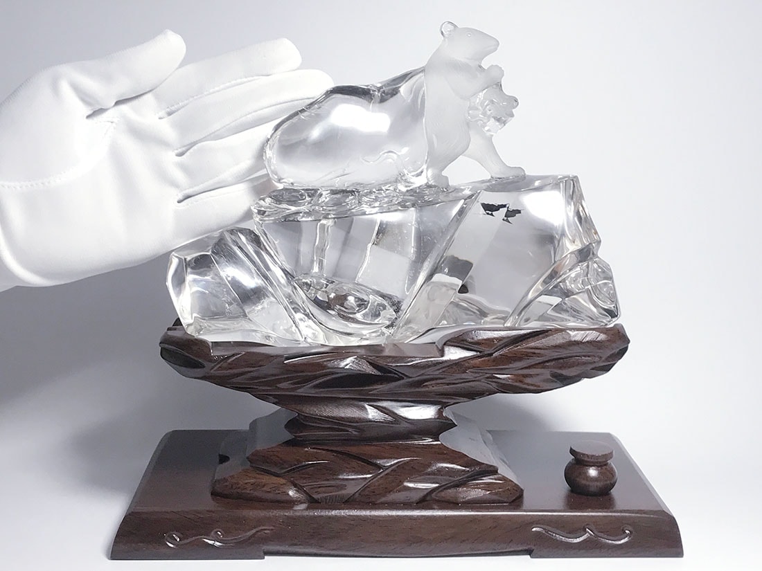 水晶 ねずみ 彫刻ポリッシュ (木製台座付き)