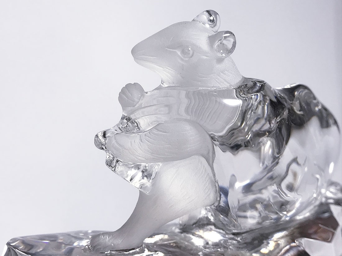 水晶 ねずみ 彫刻ポリッシュ (木製台座付き)