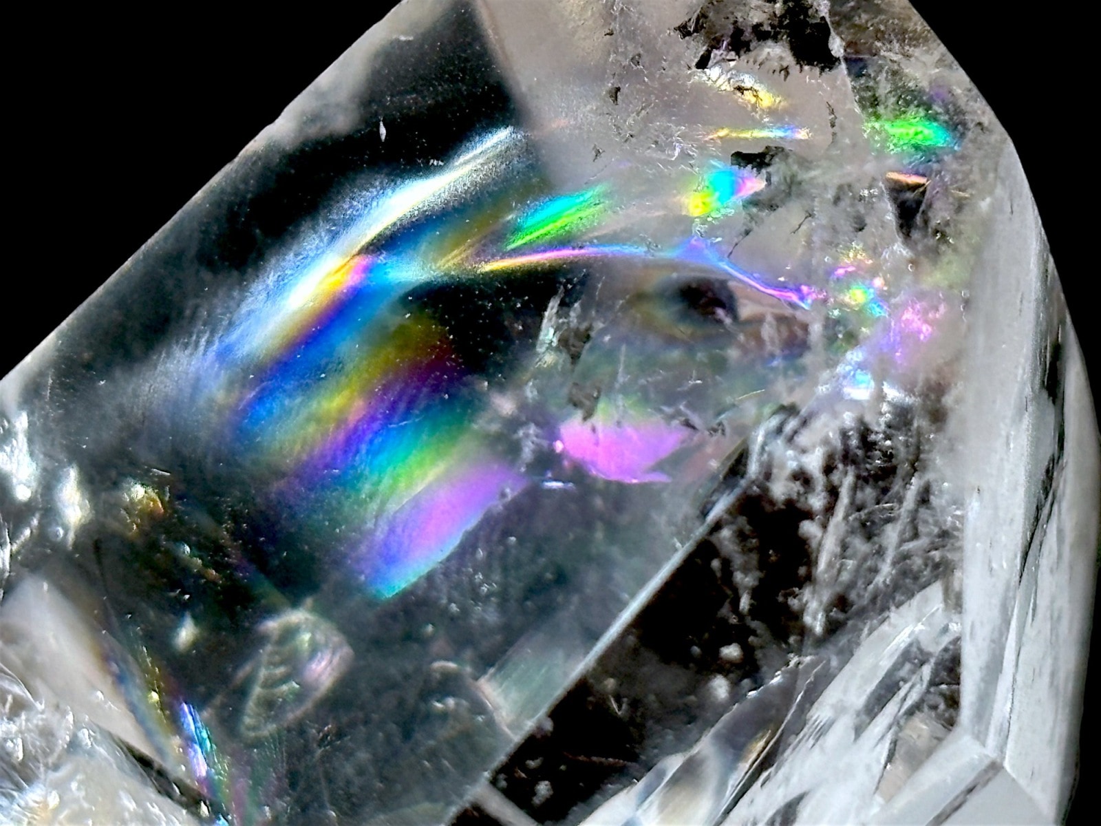 ブラジル産アイリスクォーツ(レインボークォーツ)の大きいルース 3⁄2