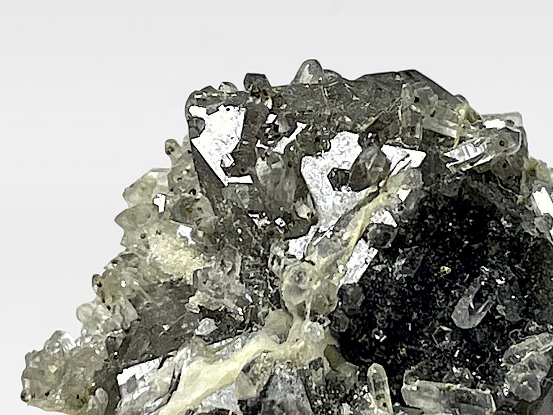 内モンゴル産 グリーンクォーツ / Hedenbergite in Quartz