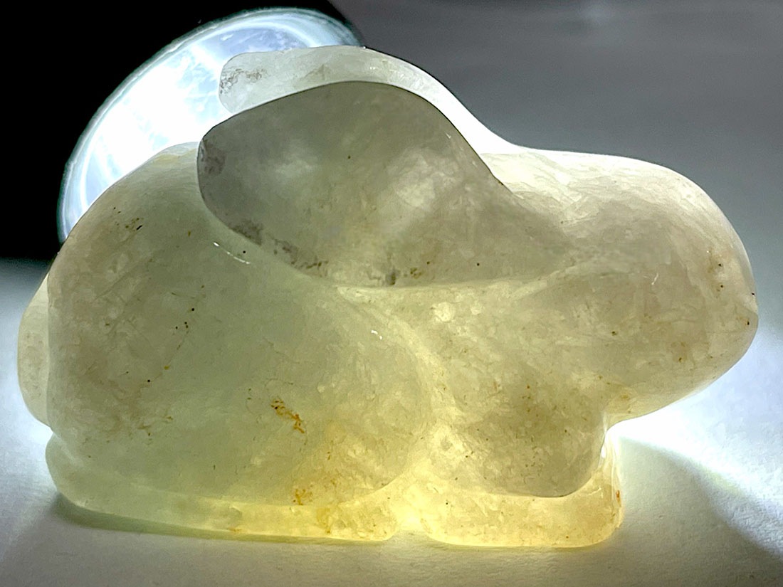 翡翠 うさぎ彫刻