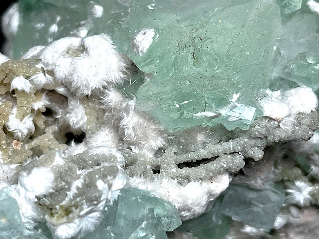 インド産グリーンアポフィライト/モルデナイト(魚眼石/モルデン沸石)