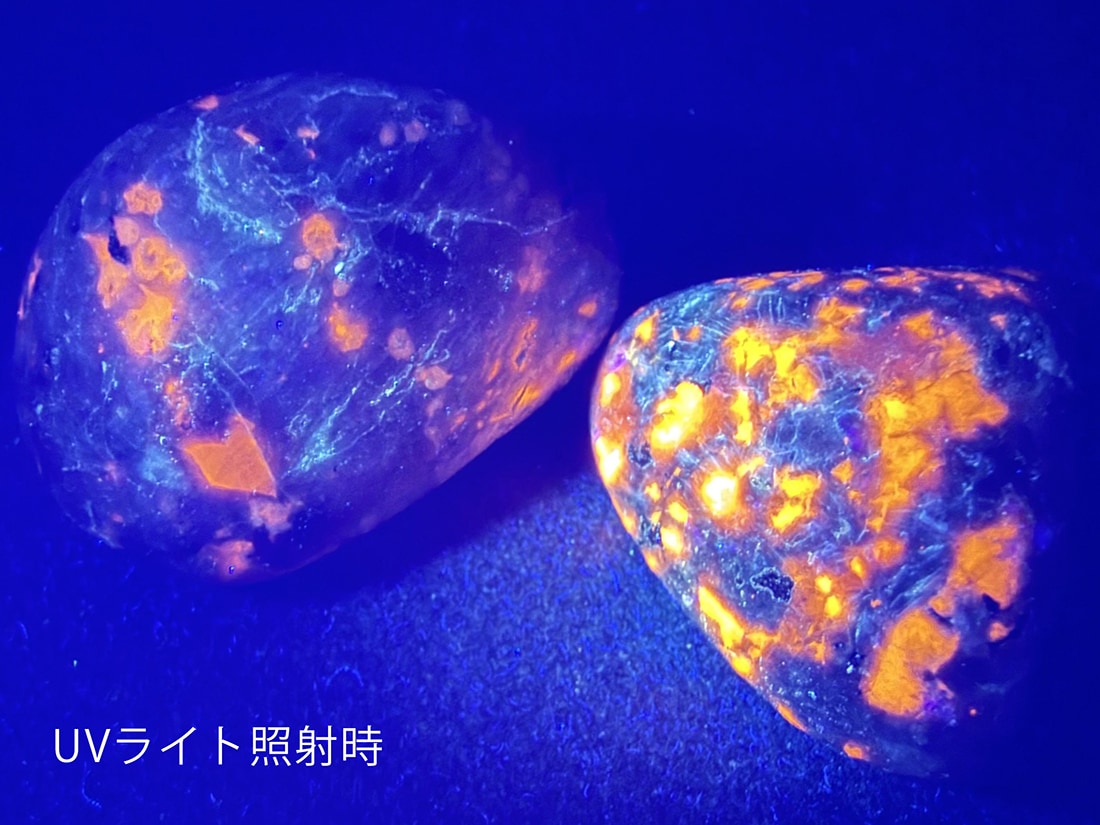 【新しい】天然石ユーパーライト強力発光石宝石4石セット 天然石 蛍光 発光 ソーダライト 火成岩 新種 希少