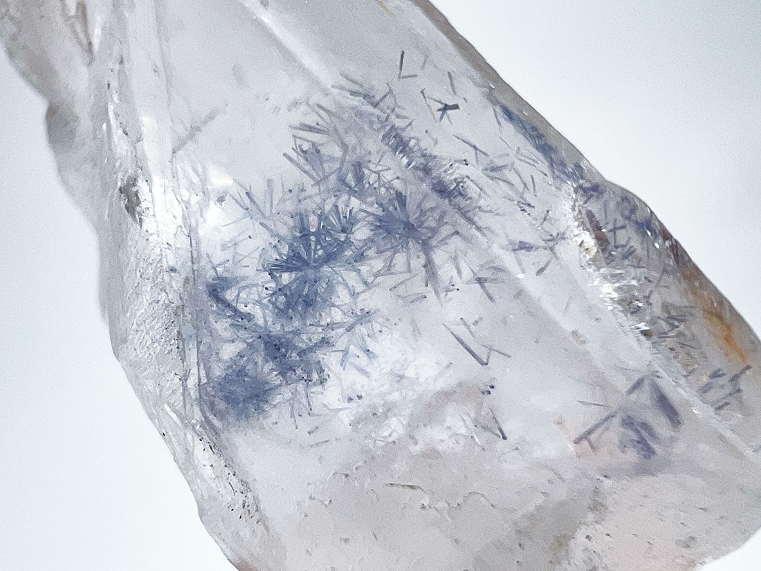 ブラジル産 デュモルチェライトinクォーツ / Dumortierite in Quartz