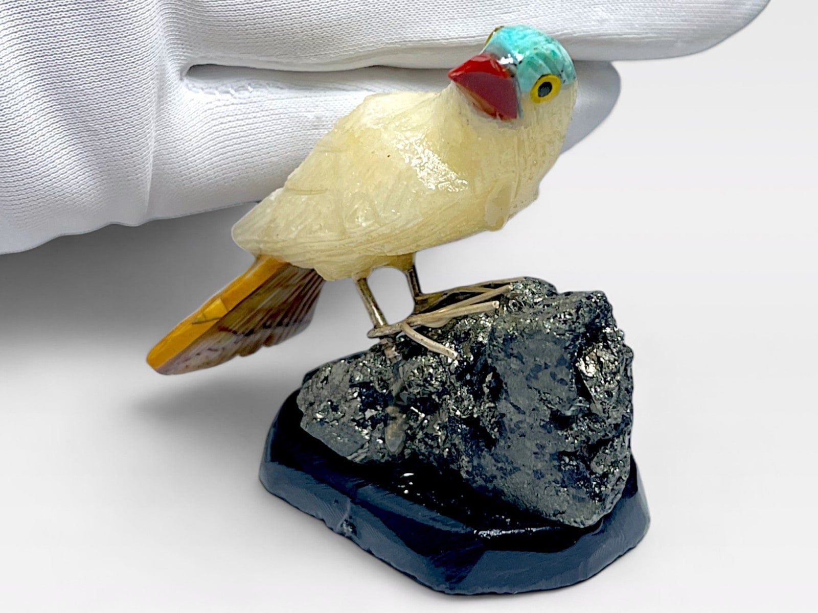 天然石)水晶原石に乗った鳥の彫物のインテリア