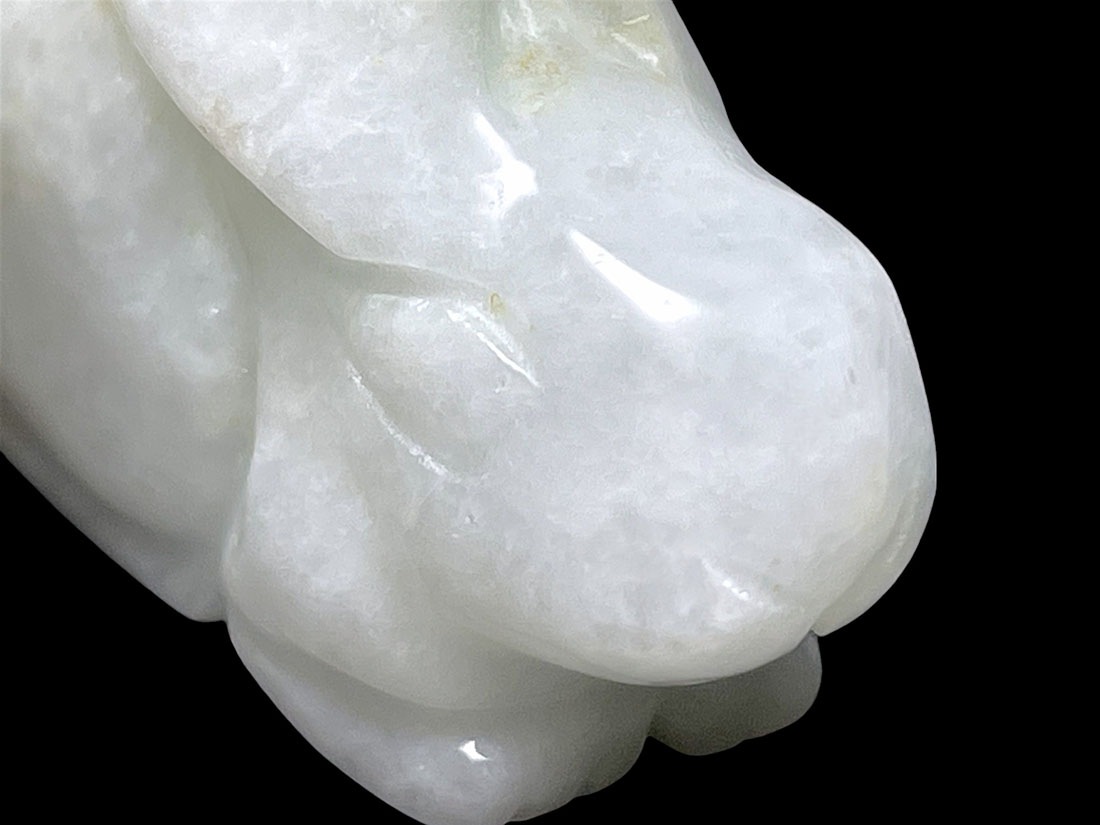 翡翠 うさぎ彫刻