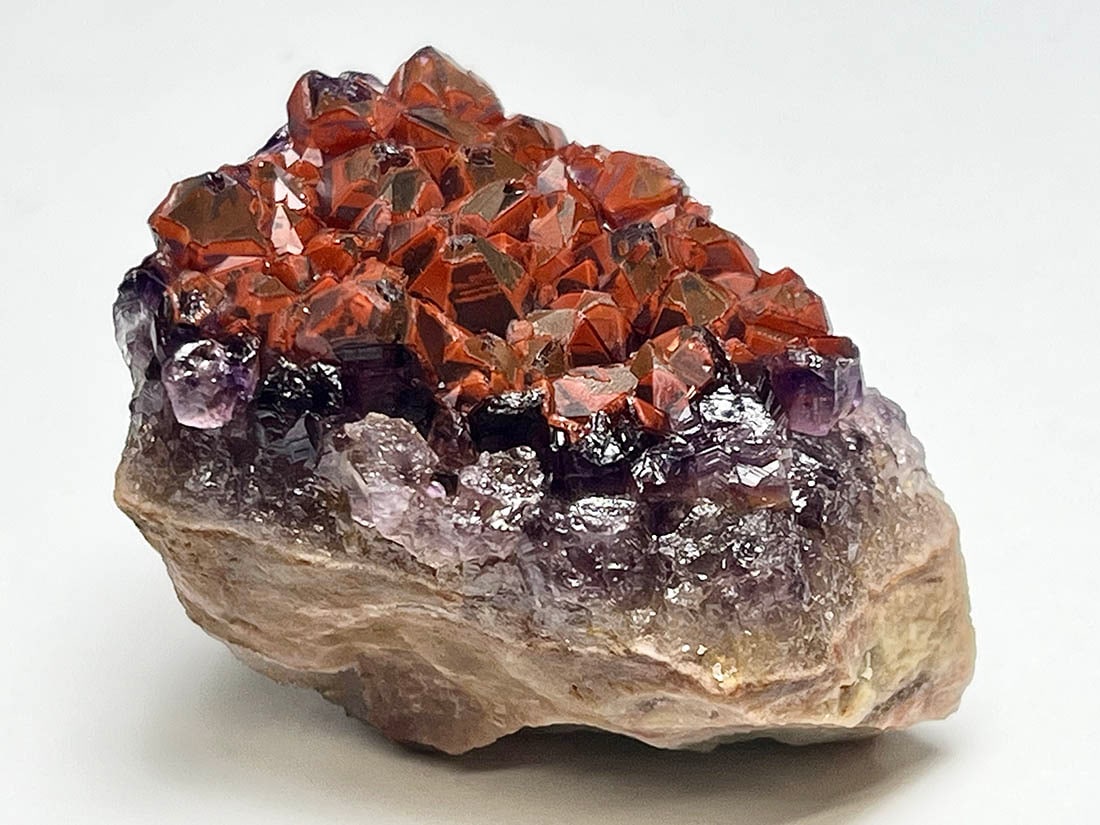 ブラジル産❣️天然石キラキラレッドアメジストの笑い口　スフィアNO.030410 ブラジル産❣️天然石キラキラレッドアメジストの笑い口 スフィアNO