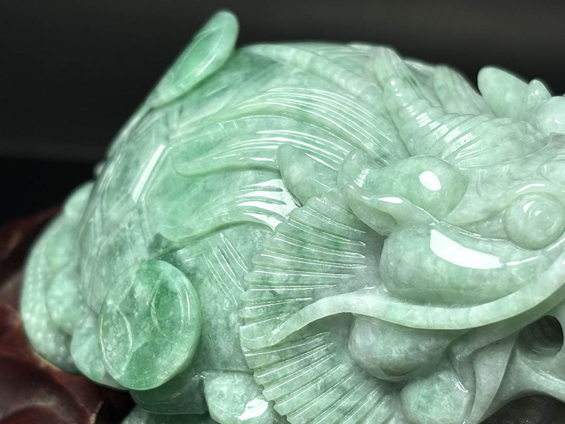 翡翠 馬の彫刻 木製台座付き 約3mm欠け有り Amazon | theory xyz 翡翠 馬 置物 飾彫り台座付 (セオリー