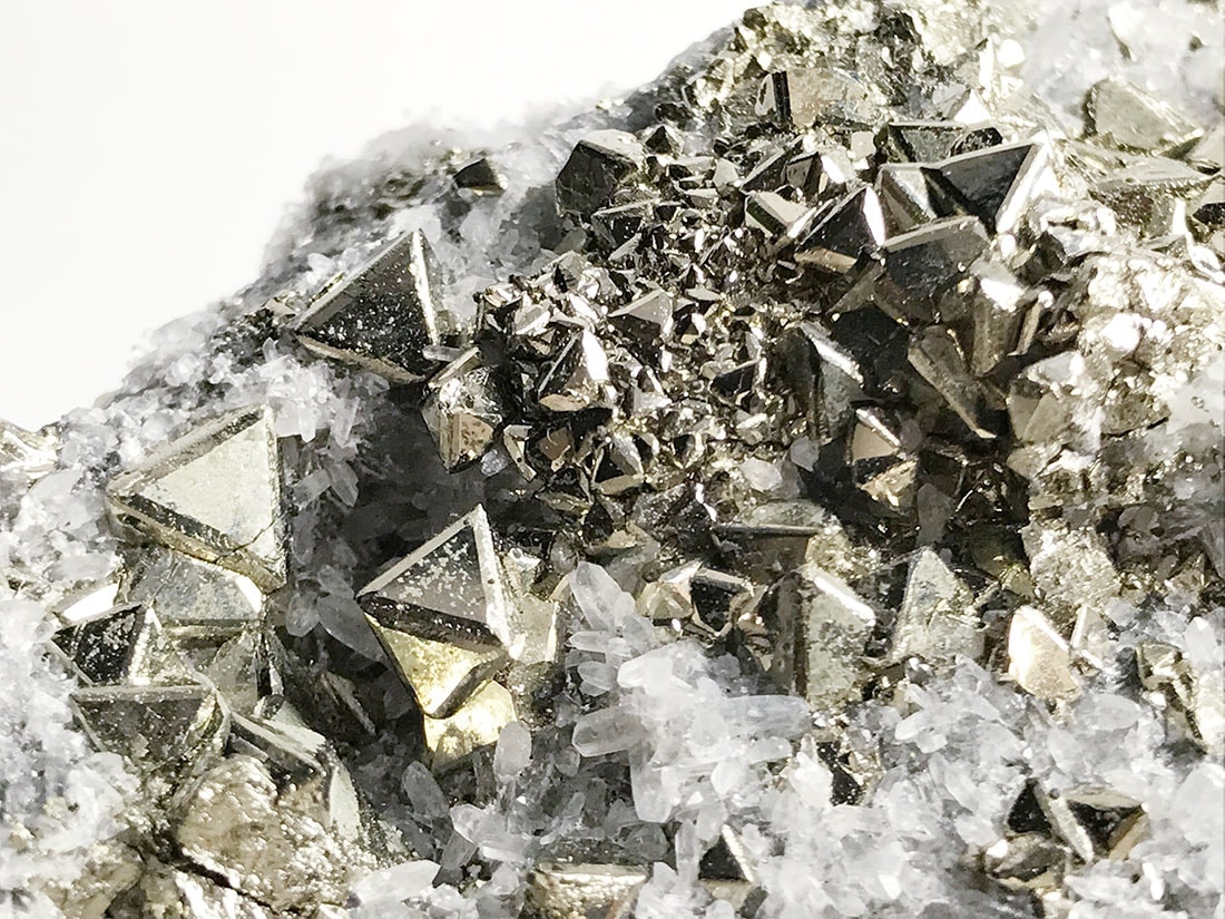 ペルー ワンサラ鉱山産 八面体パイライトS-01 ペルー ワンサラ鉱山産 八面体パイライトS-01