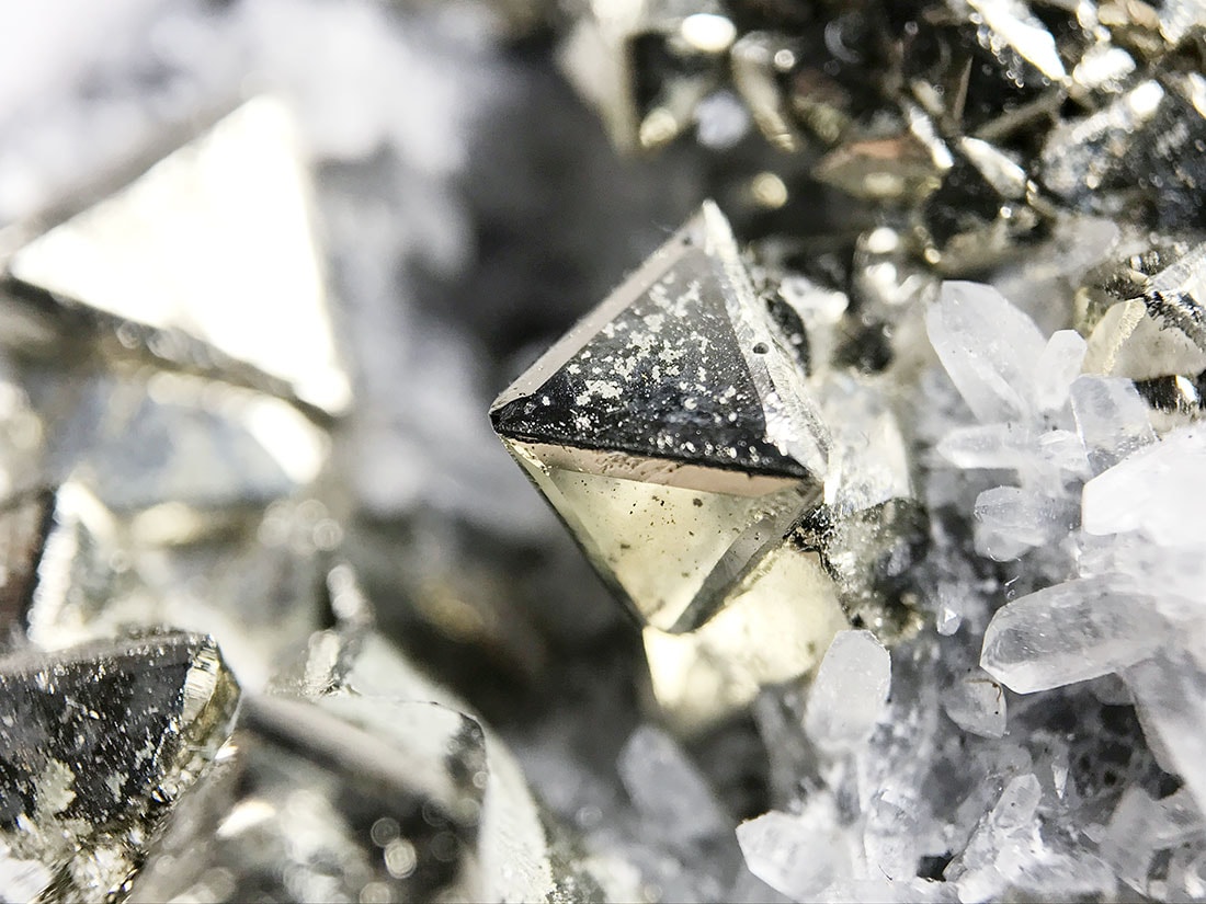 天然石 天然ゾイサイト 1.82ct 【グリーンマルチカラー】非加熱