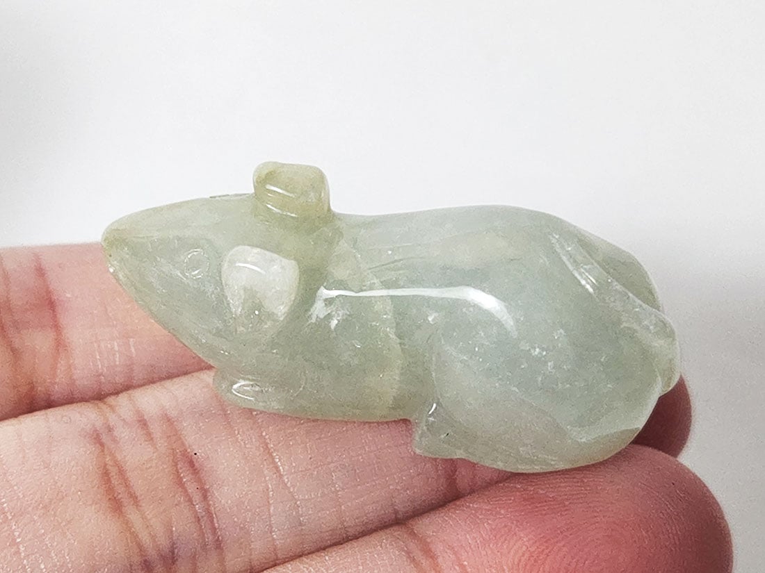 翡翠 ねずみ彫刻