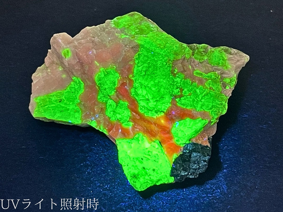 (蛍光) ニュージャージー州産 ウィレマイト with ジンカイト ・ カルサイト / Willemite with Zincite Calcite