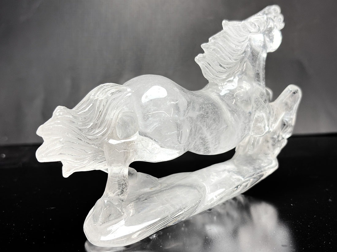 水晶 魚彫刻 約10cm 木製台座付き 水晶 魚彫刻 約10cm 木製台座付き