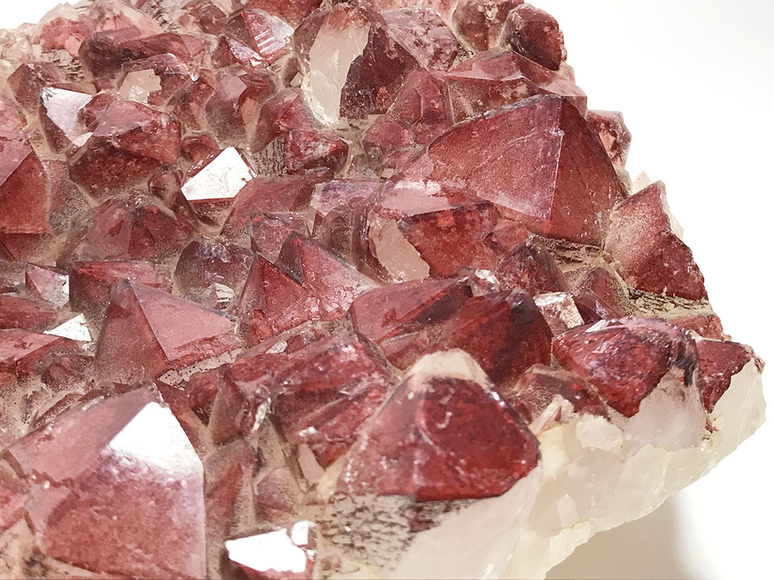 専用ページ マダガスカル産 角閃石入りレッドクォーツクラスター 独特の素材 マダガスカル産 角閃石入りレッドクォーツクラスター