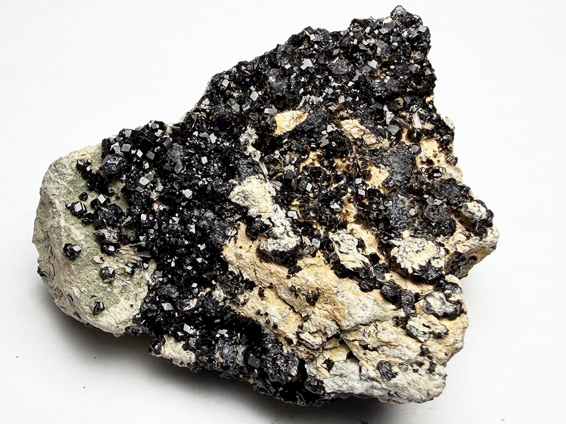 カリフォルニア州産メラナイト ( 灰鉄柘榴石 )/ Melanite