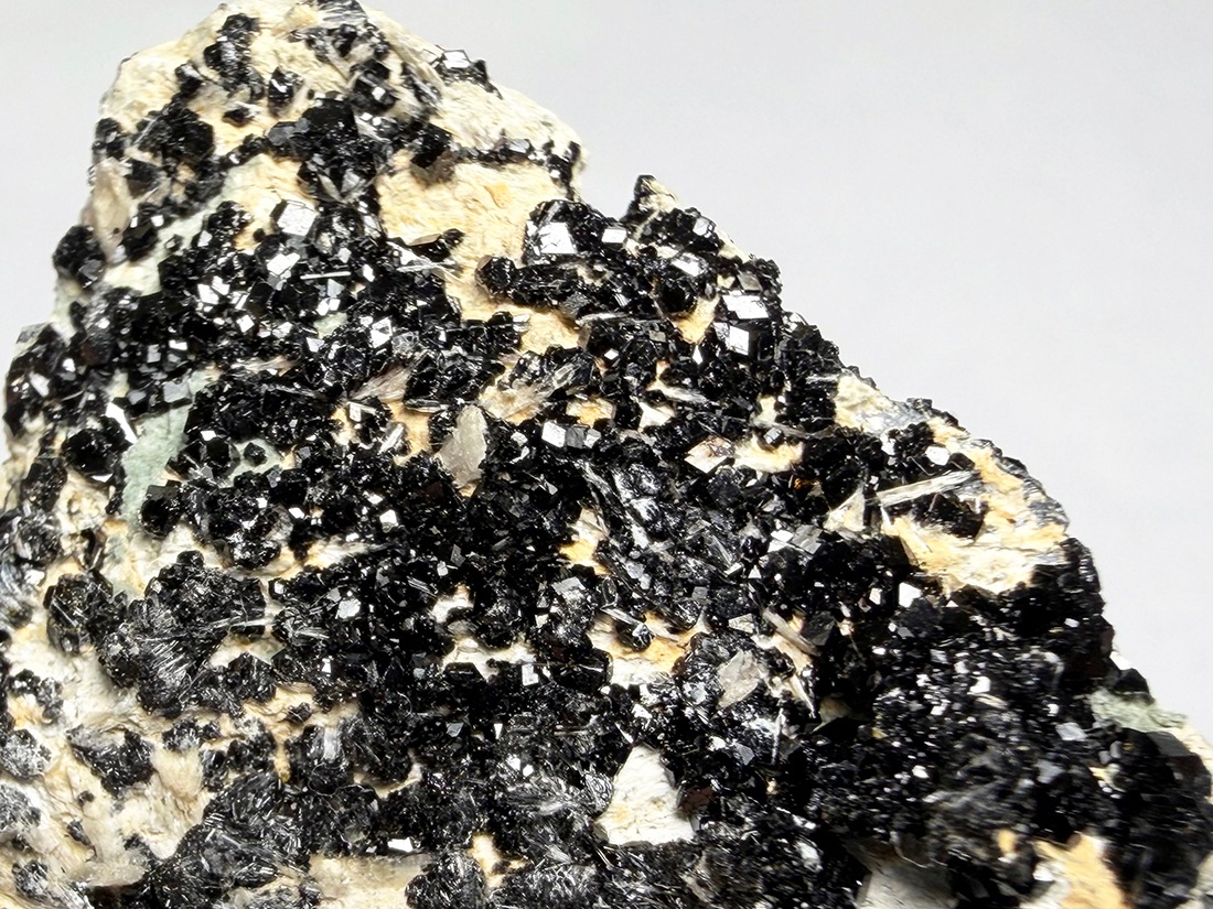 カリフォルニア州産メラナイト ( 灰鉄柘榴石 )/ Melanite