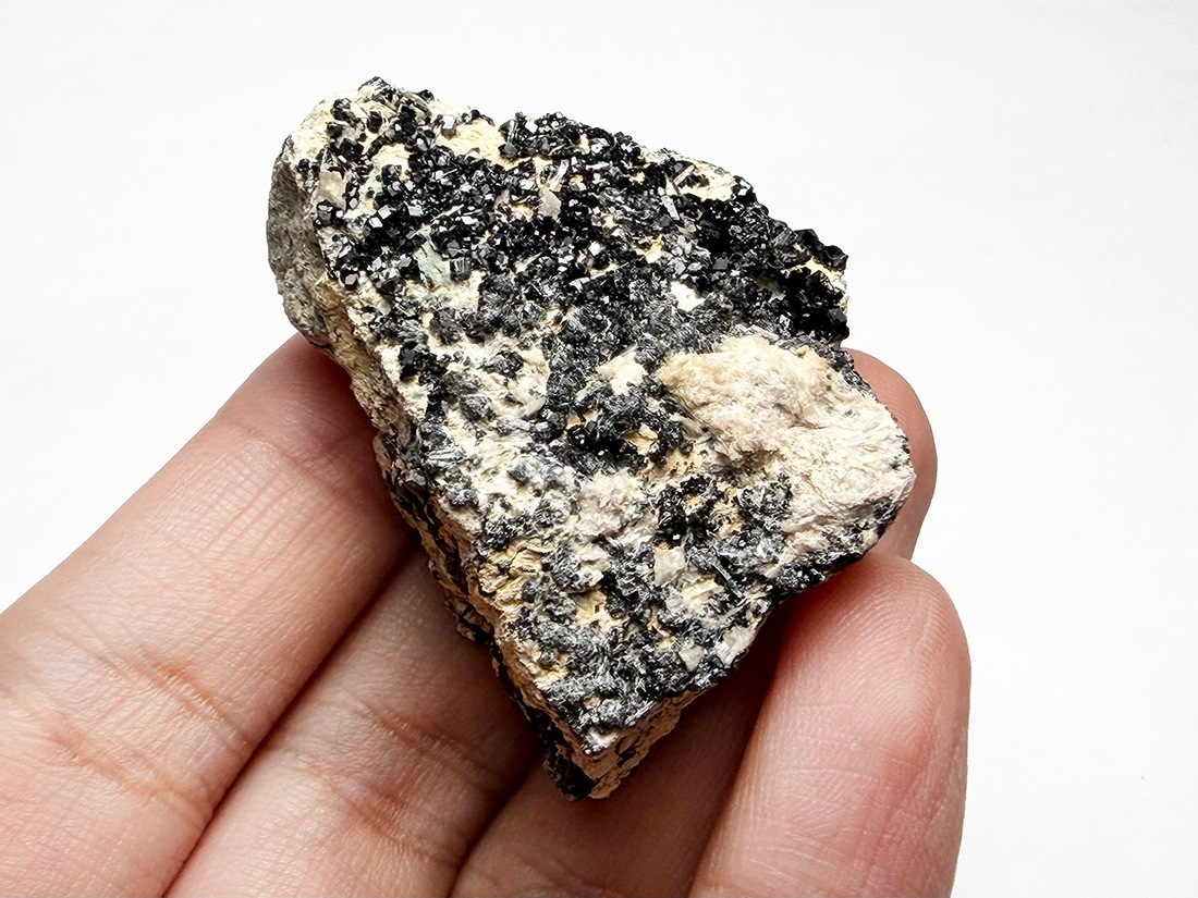 カリフォルニア州産メラナイト ( 灰鉄柘榴石 )/ Melanite