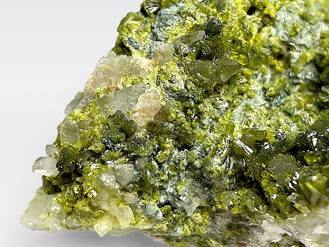 四川省産 エピドート with 水晶 クラスター / Epidote with Quartz