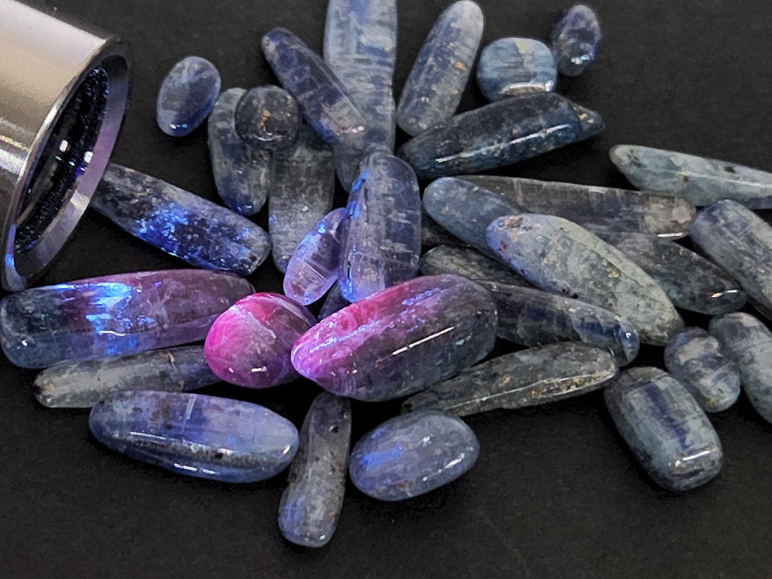 極上　無着色　天然カイヤナイト １2ミリ　カイアナイト　高級品 ≪g3-681R≫ 6mm 5A カイヤナイト 1粒売り 鑑別済・本物保証