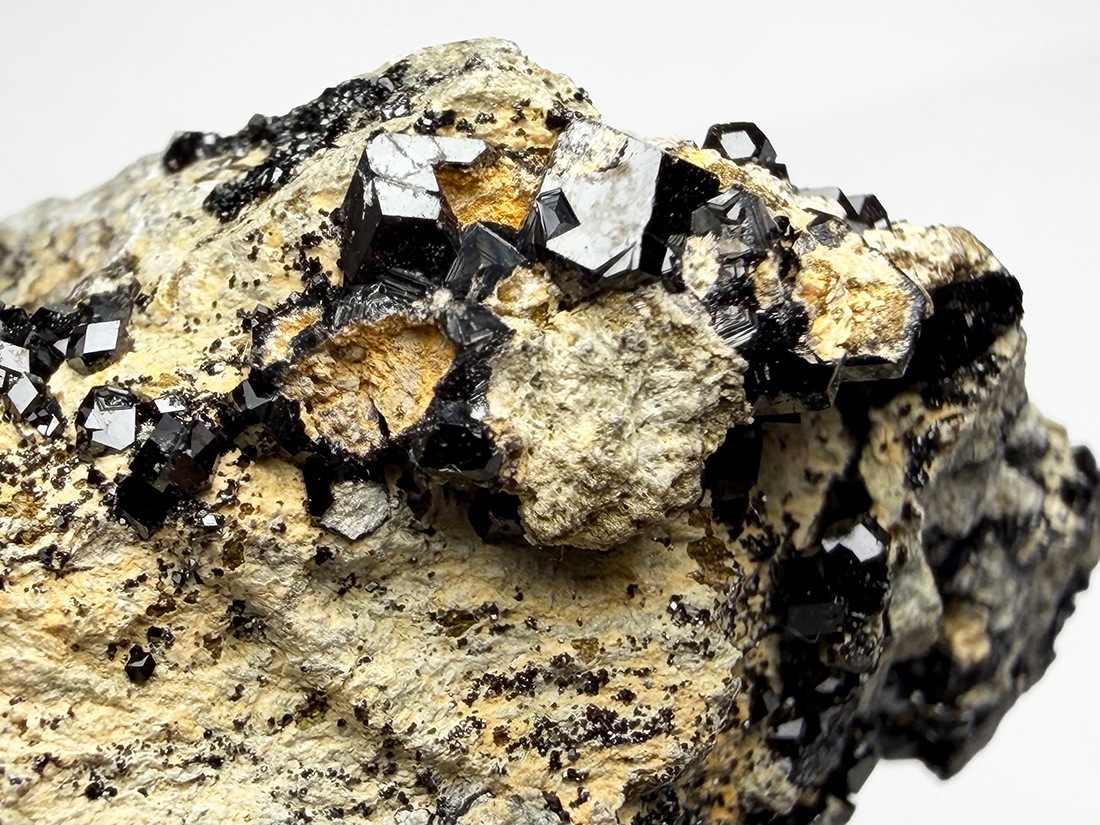 カリフォルニア州産メラナイト ( 灰鉄柘榴石 )/ Melanite
