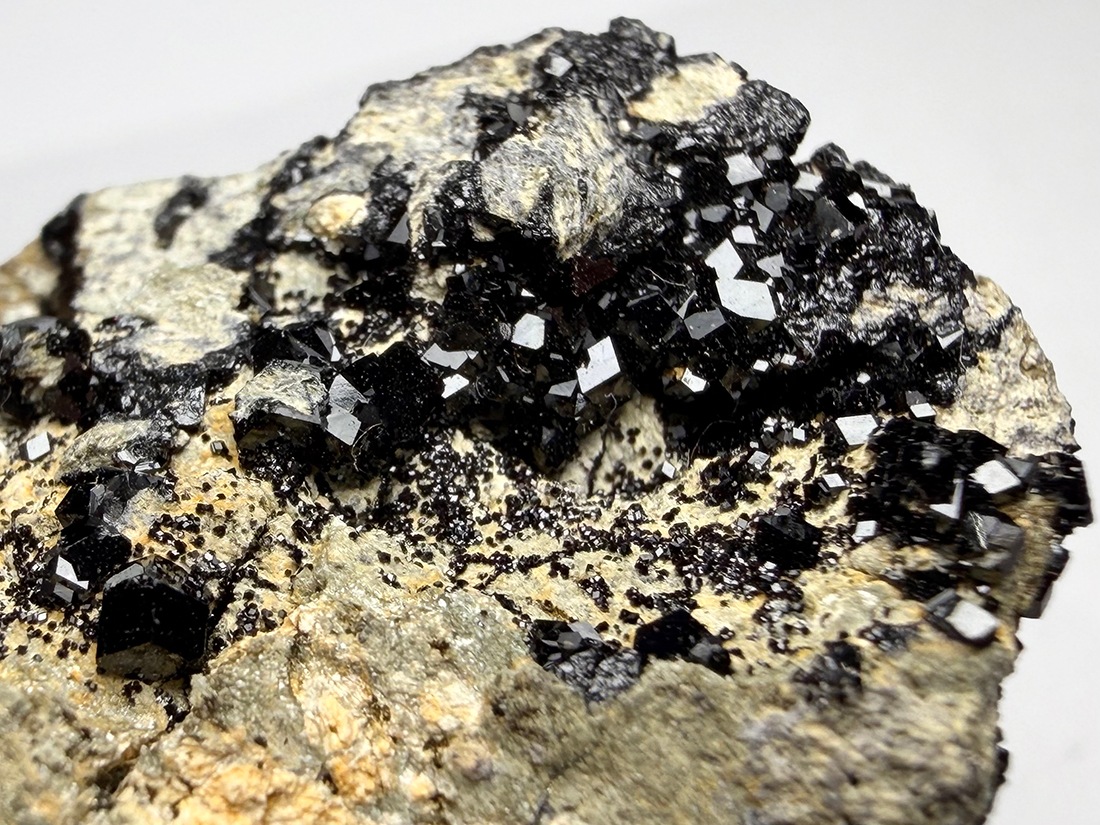カリフォルニア州産メラナイト ( 灰鉄柘榴石 )/ Melanite
