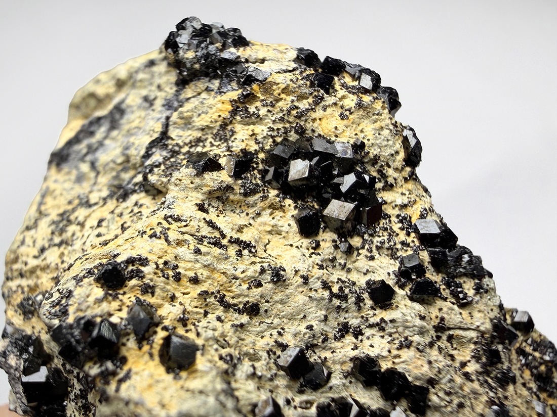 カリフォルニア州産メラナイト ( 灰鉄柘榴石 )/ Melanite