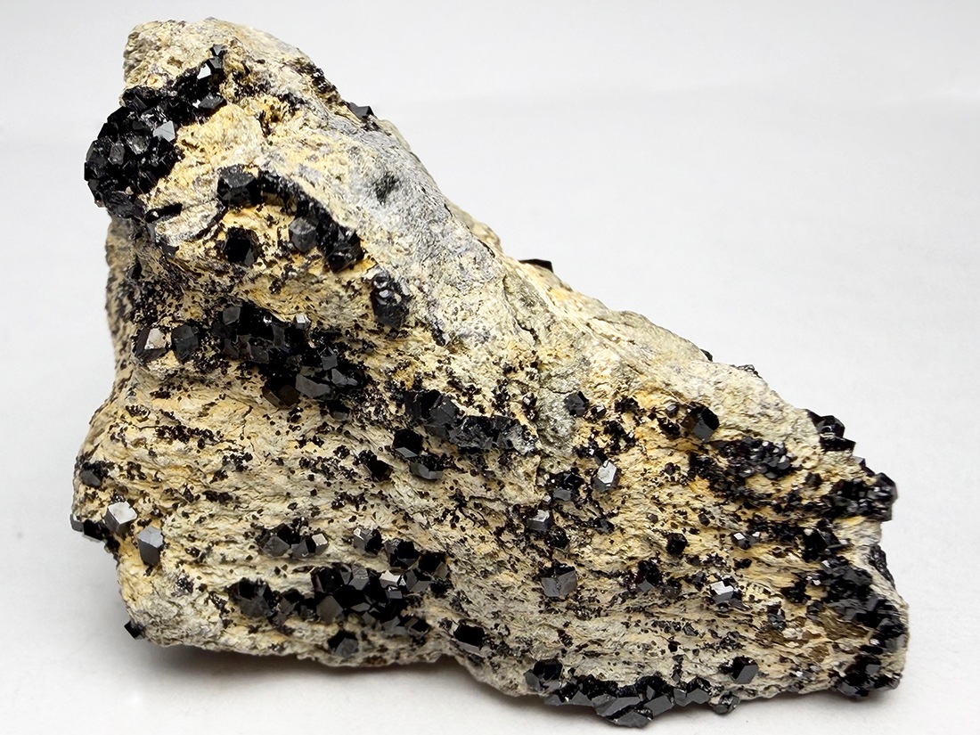 カリフォルニア州産メラナイト ( 灰鉄柘榴石 )/ Melanite