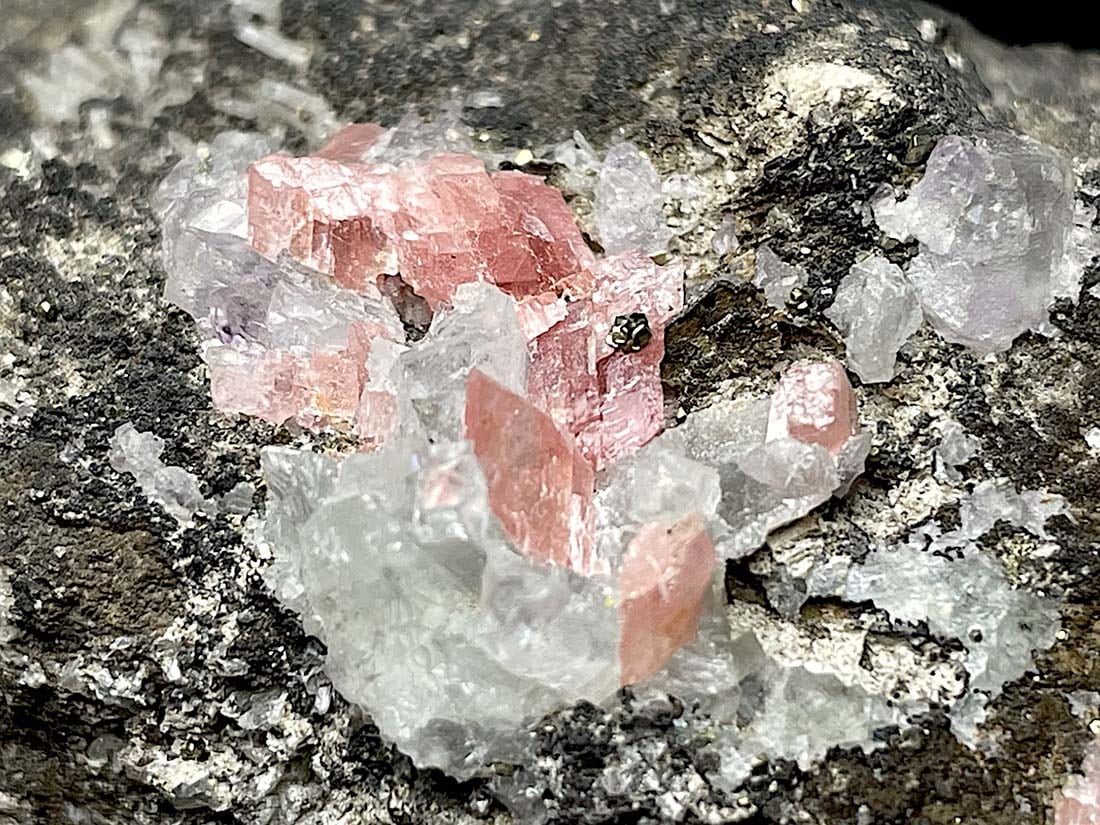 広西チワン族自治区産 ロードクロサイト ( フローライト共生 )