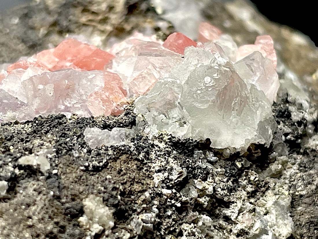 広西チワン族自治区産 ロードクロサイト ( フローライト共生 )