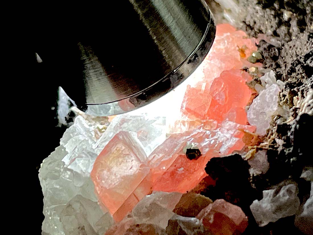 中国広西チワン族自治区産クォーツクラスター共生ロードクロサイト