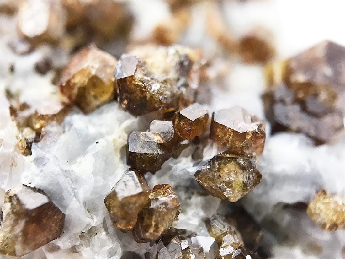 イエローガーネット 秩父鉱山産1.7㌔ 鑑賞石 観賞石 水石 天然石 国産