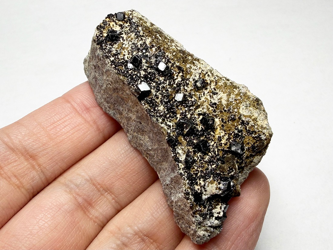 カリフォルニア州産メラナイト ( 灰鉄柘榴石 )/ Melanite