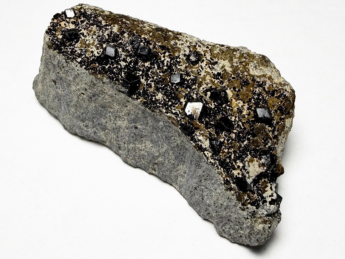 カリフォルニア州産メラナイト ( 灰鉄柘榴石 )/ Melanite