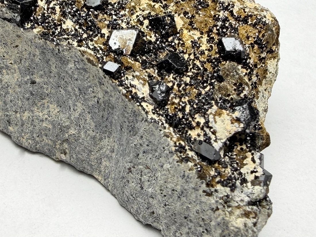 希少！メラナイト アンドラダイト ガーネット 灰鉄柘榴石 546g AND093 SALE※裏側びっしり！メラナイト アンドラダイト ガーネット 灰鉄柘榴石