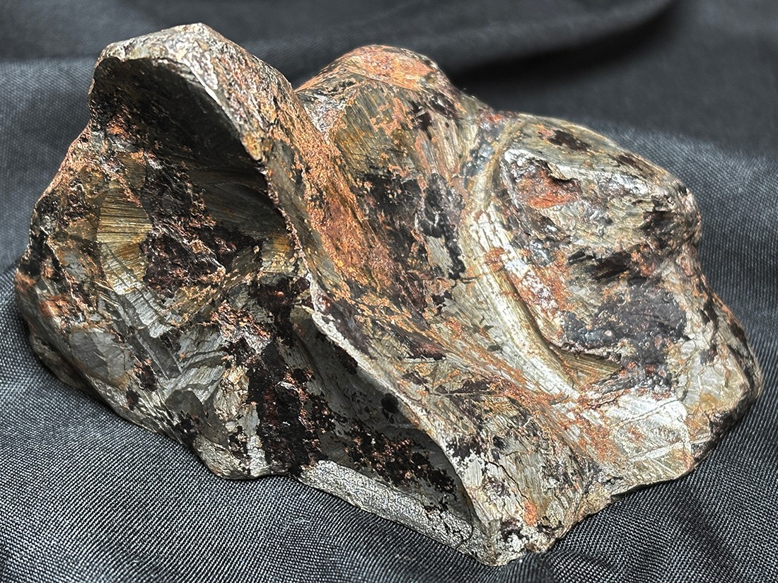 ★隕石  原石採取品。『アルタイ隕石』 新疆ウイグル自治区産 アルタイ隕石 / Altai Meteorite