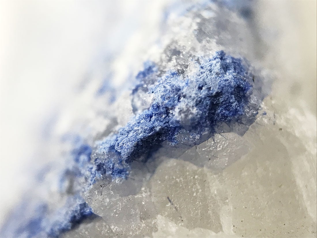 ブラジル産デュモルチェライトonクォーツ