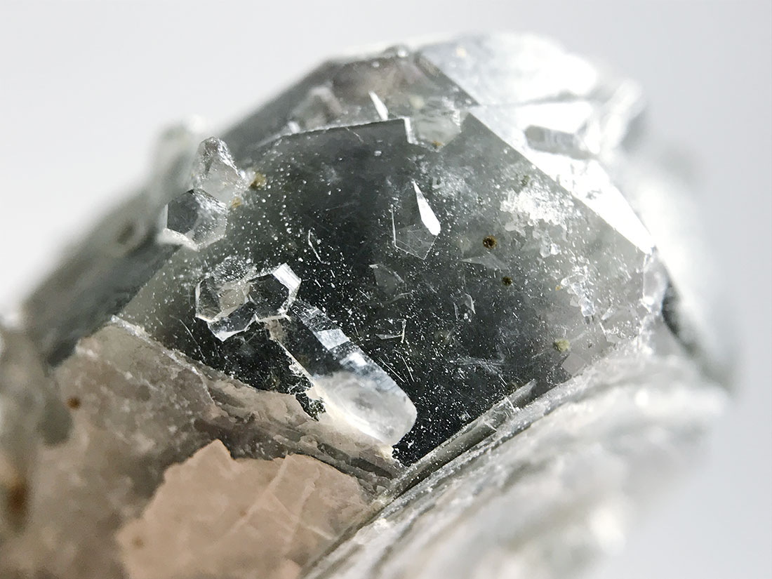 内モンゴル産 ヘデンバーガイトinクォーツ /Hedenbergite in Quartz
