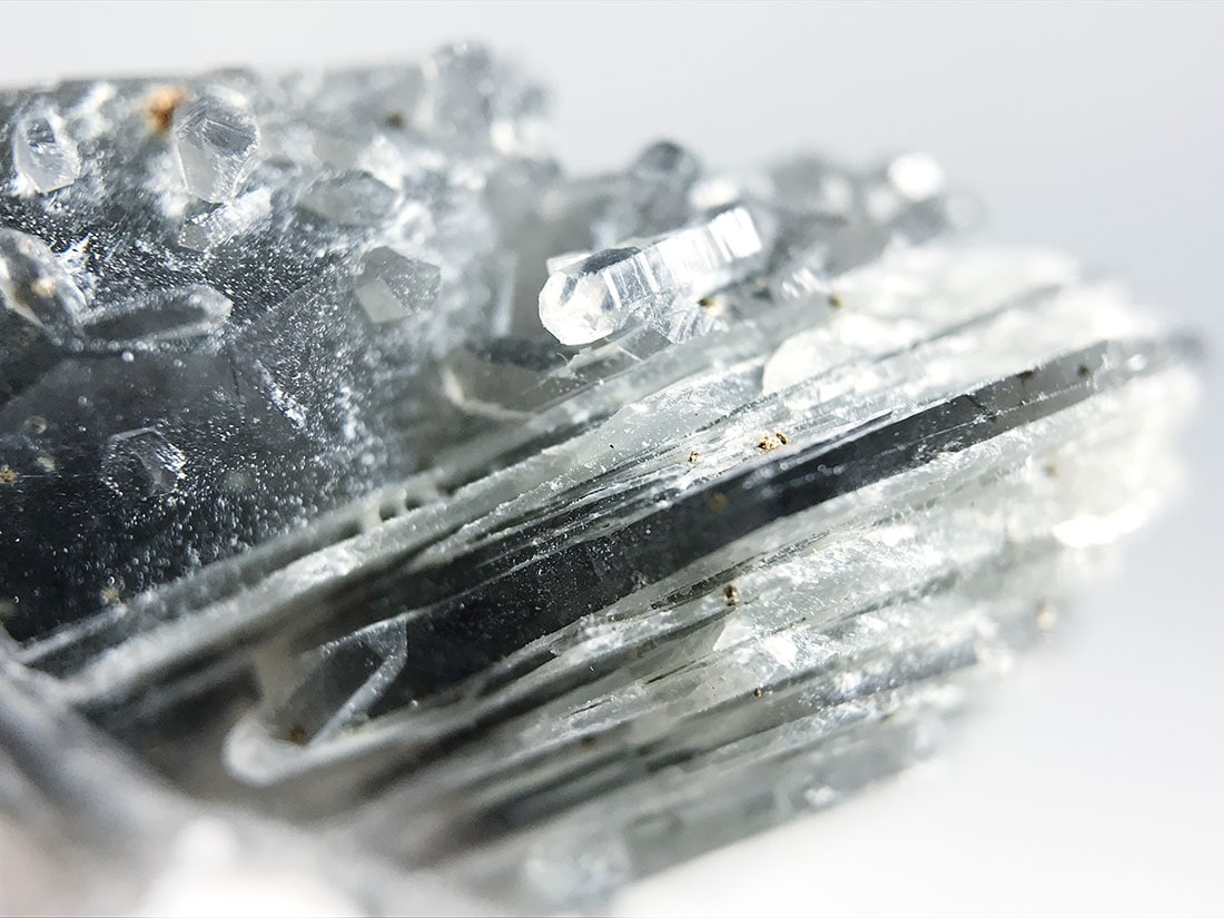 内モンゴル産 ヘデンバーガイトinクォーツ /Hedenbergite in Quartz