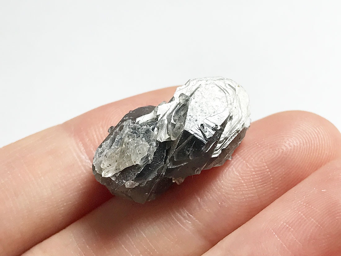 内モンゴル産 ヘデンバーガイトinクォーツ /Hedenbergite in Quartz