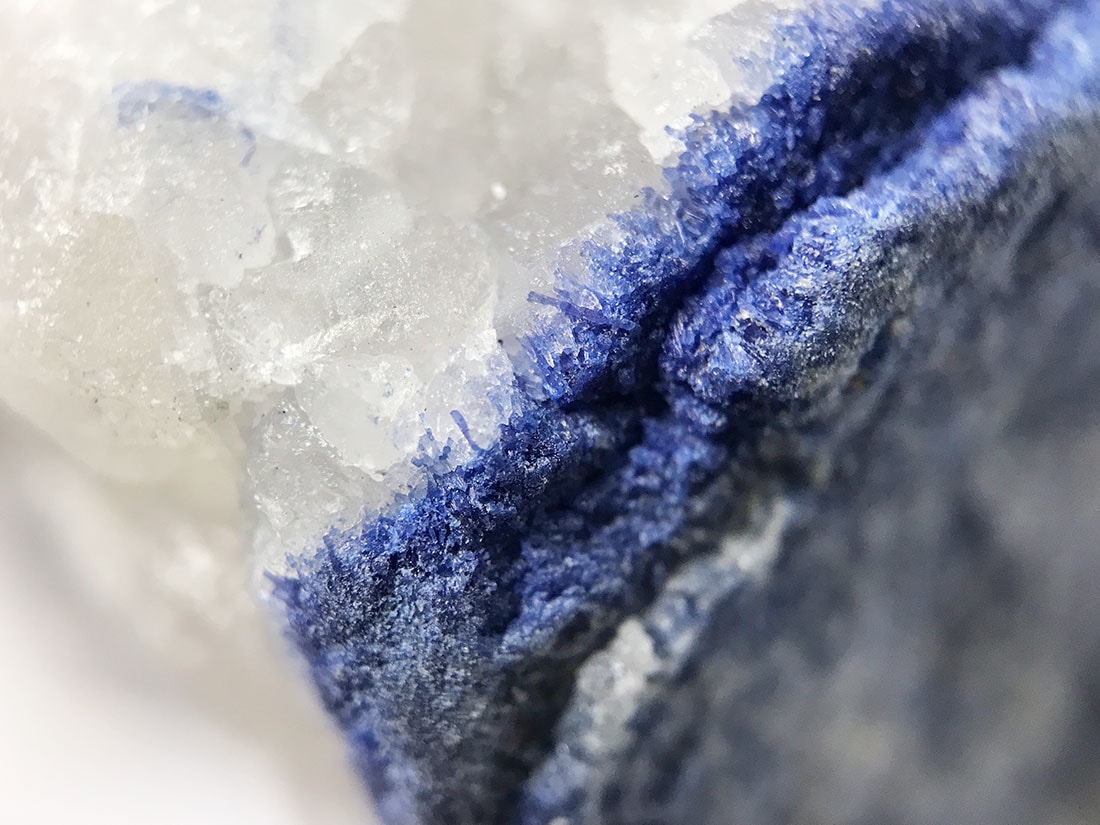 ブラジル産デュモルチェライトonクォーツ