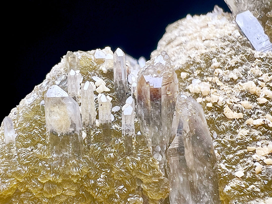 モスコバイトオンクォーツ/Muscovite on Quartz Tantric Twins Crystal